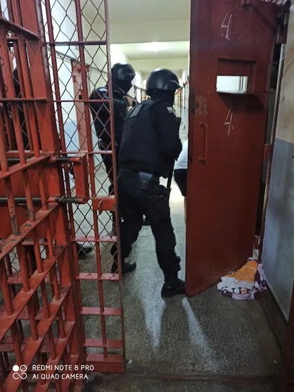 Agentes do Depen durante busca e apreensão em celas de detentos investigados