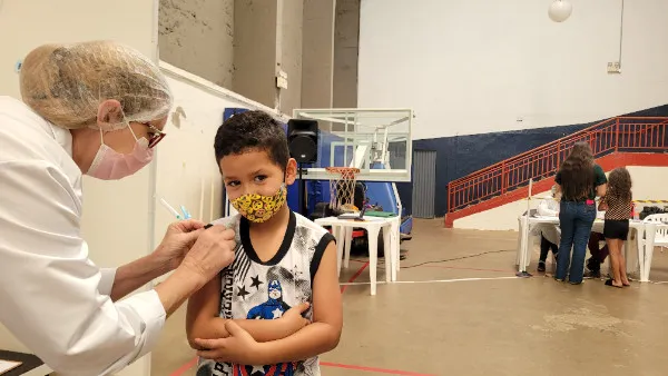 Apucarana imunizou 46% das crianças contra Covid-19