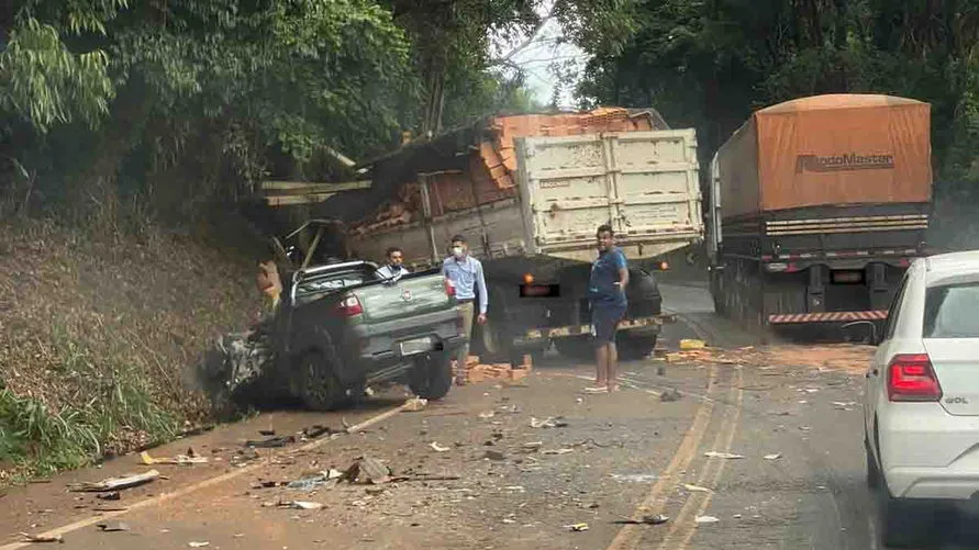 Caminhão e picape se envolvem em grave de acidente na PR-466