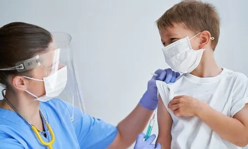 Crianças de 6 a 11 anos são vacinadas em Arapongas