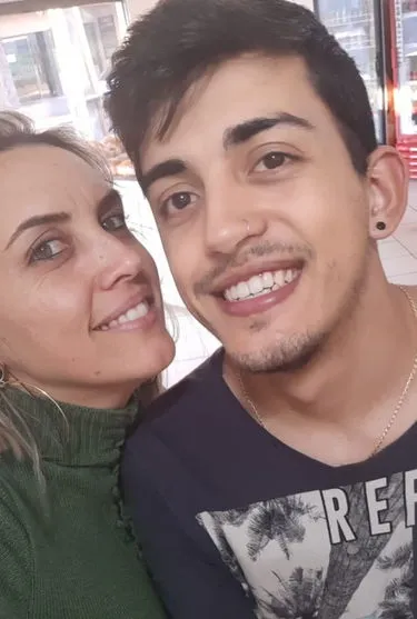 Giselle Oliveira e o filho Eduardo