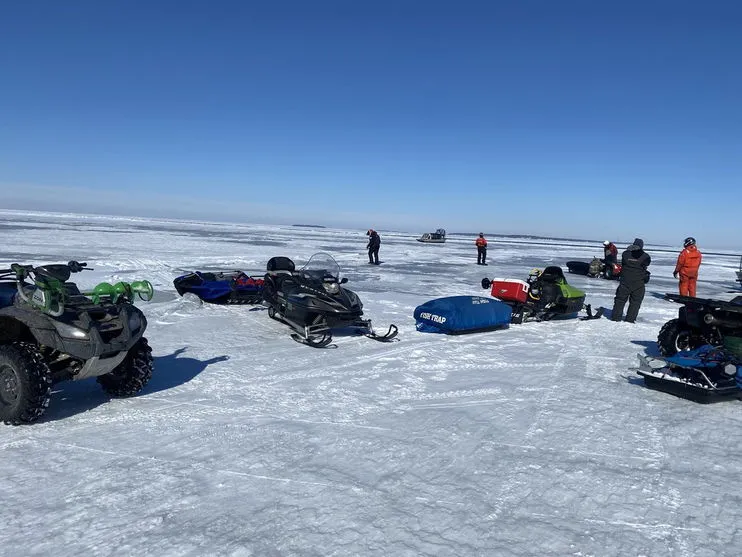 Grupo fica preso sobre pedaço de gelo em lago nos EUA