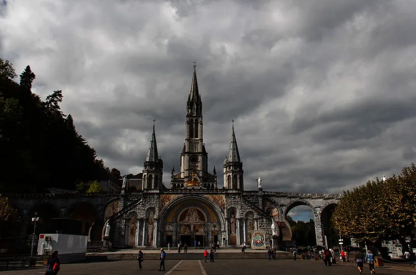 Gruta de Lourdes reabre após 2 anos fechada devido à covid