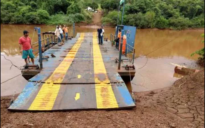 Hoje a travessia sobre o Rio Corumbataí é feita por balsa