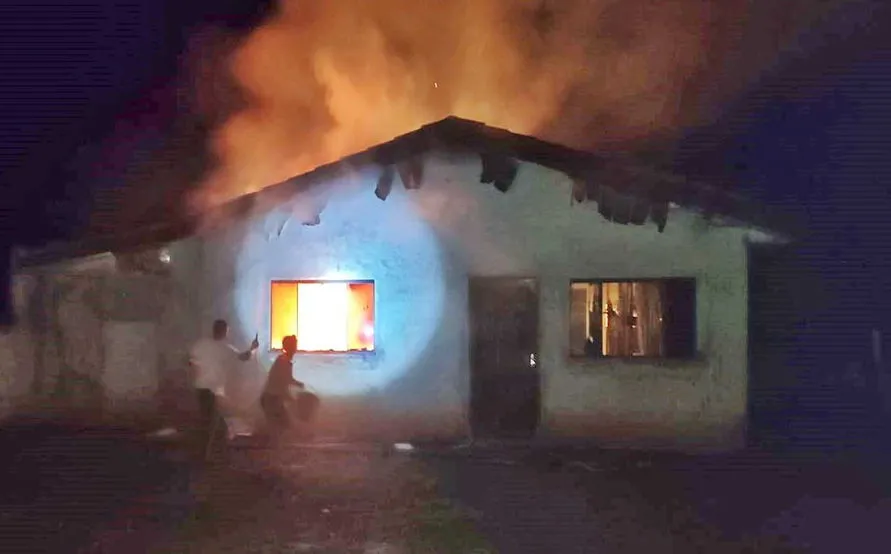 Incêndio foi na Rua Manoel Moreira Vidal, esquina com a Visconde de Mauá, em Faxinal