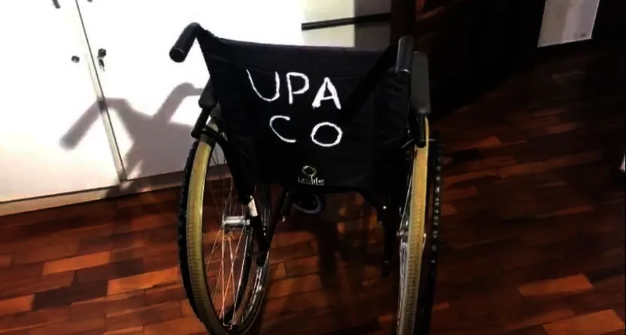 Jovens são presos depois de furtarem cadeira de rodas em UPA