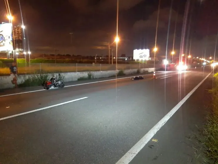 Motociclista morre ao bater contra caminhão na BR-277