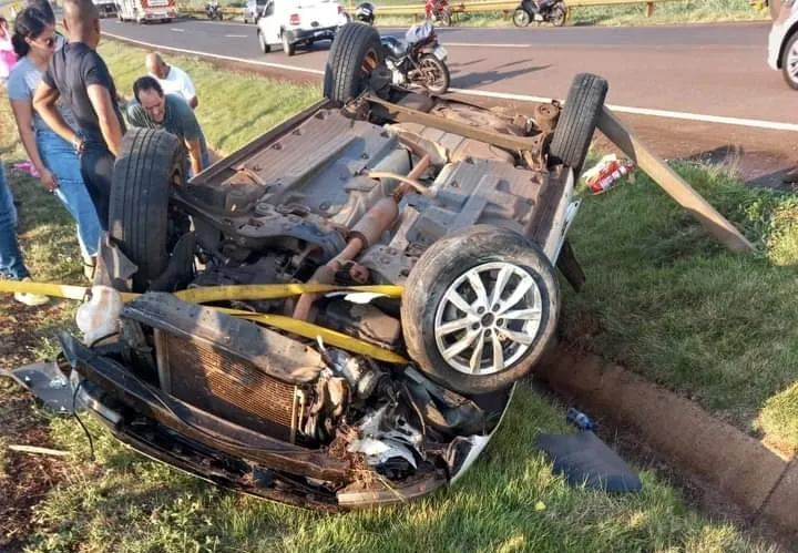 Mulher fica presa às ferragens após carro capotar na PR-317