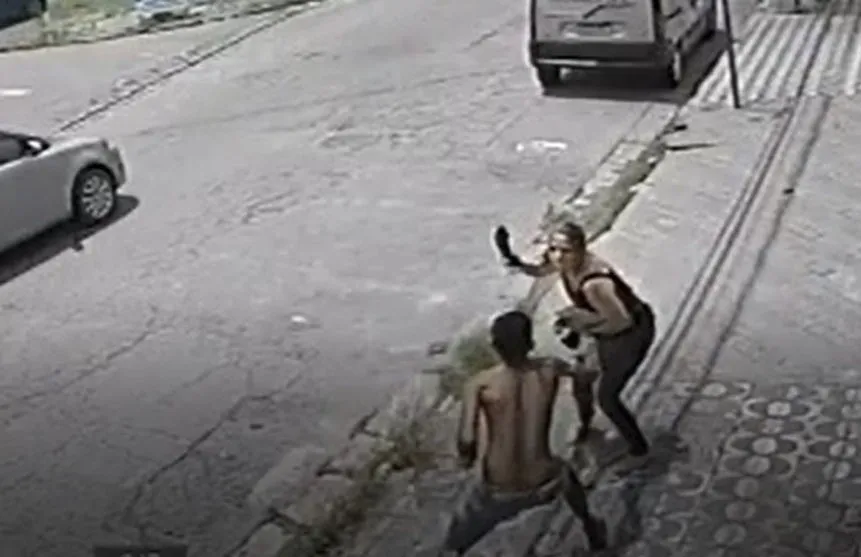 Para evitar assalto, mulher dá sapatadas em ladrão