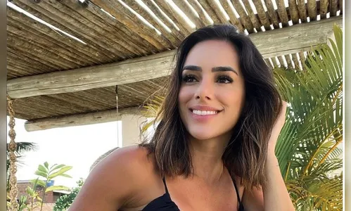 Affair de Neymar, exibe corpo em biquíni fio-dental