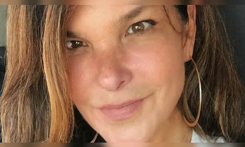 Aos 58 anos, Cristiana Oliveira impressiona de biquíni