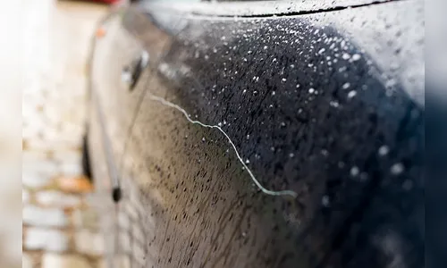 Apucaranense encontra carro todo riscado na garagem de casa