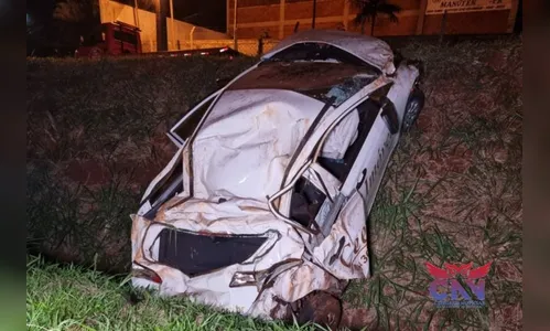 Automóvel fica destruído após capotamento na BR-376