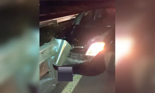 Mulher fica ferida após bater carro em guard rail na PR-444