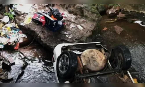 Bombeiro sofre acidente em Londrina e carro cai em riacho