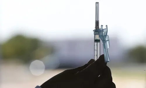 Brasil tem 78,99% da população com pelo menos uma dose