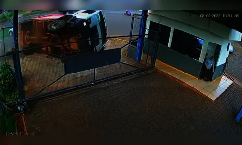 Caminhão da coleta de lixo tomba em marginal da BR-376; veja