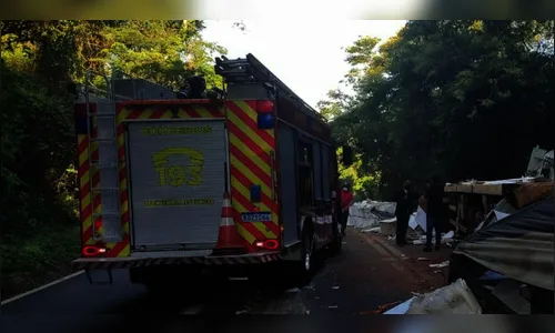 Carga cai de carreta e esmaga ciclista na rodovia, no PR
