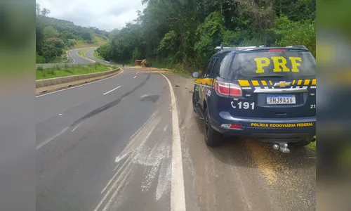 Carreta com soja tomba no Contorno Sul de Apucarana; veja