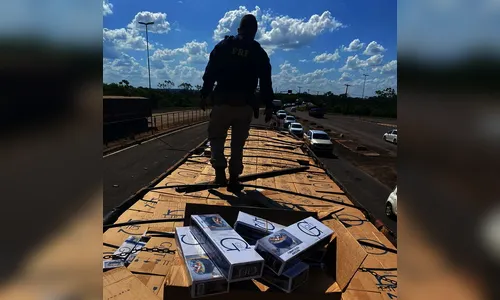 Carreta roubada e carregada de cigarros é apreendida no PR