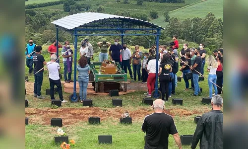 Cortejo marca sepultamento de entregador apucaranense; veja