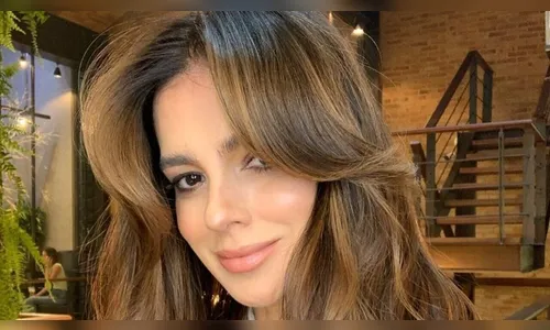 De biquíni, Vera Viel rouba a cena em fotos com Rodrigo Faro