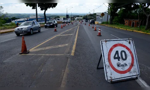 Demora no conserto de buraco atrapalha trânsito em Apucarana