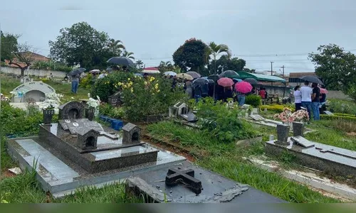 Família vítima de chacina de PM é sepultada sem velório