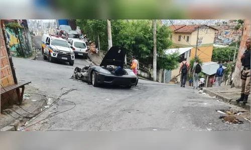 Ferrari pega fogo e explode em uma favela de Belo Horizonte