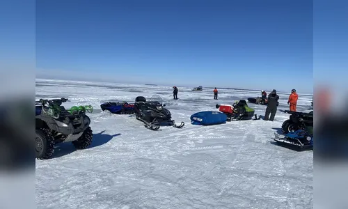 Grupo fica preso sobre pedaço de gelo em lago nos EUA