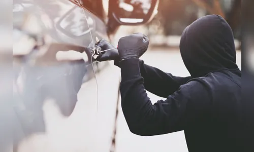 Hilux é furtada enquanto dono estava na igreja com a família