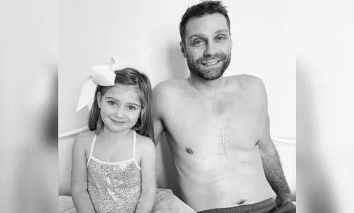 Homem tatua cicatriz que imita marca de cirurgias da filha