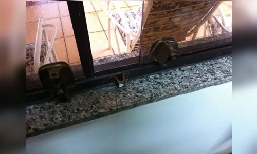 Ladrão arromba casa, furta dinheiro e  objetos em J. Alegre