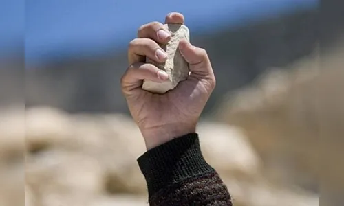 Homem é preso em Ivaiporã após atacar vizinho com pedrada