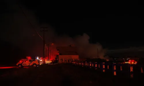 Incêndio destrói pelo menos quatro casas no Paraná