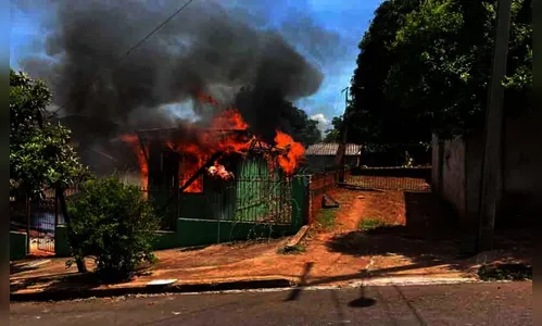 Casa é incendiada na região e polícia suspeita de crime
