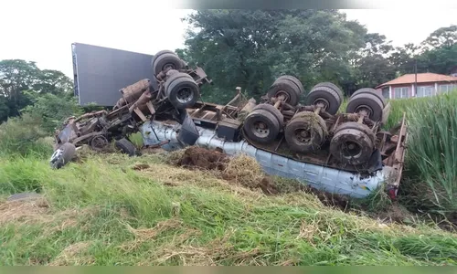 Jovem sem CNH capota caminhão carregado na BR-376