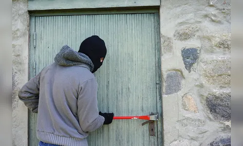 Ladrão invade salão é flagrado pela vítima e acaba preso