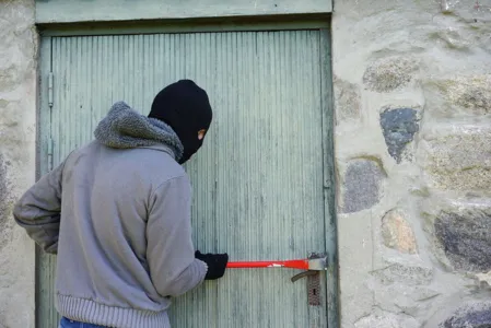 Ladrão invade salão é flagrado pela vítima e acaba preso