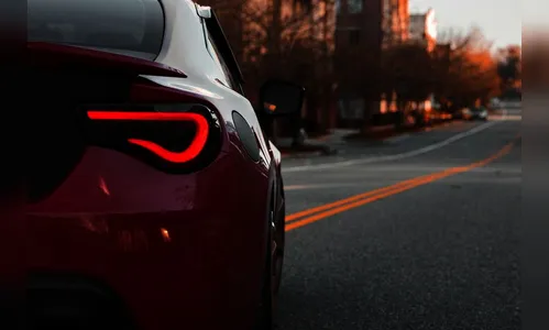 Milionário é investigado por dirigir a 417 km/h em estrada