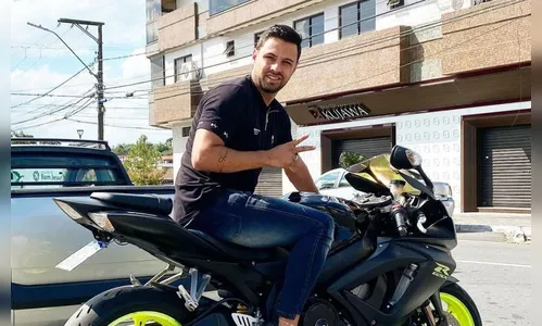 Motociclista bate em poste, é atacado por abelhas e morre