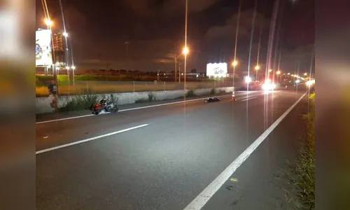 Motociclista morre ao bater contra caminhão na BR-277