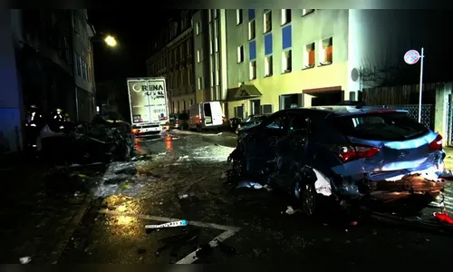 Motorista de caminhão bêbado destrói 31 carros na Alemanha