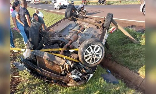 Mulher fica presa às ferragens após carro capotar na PR-317