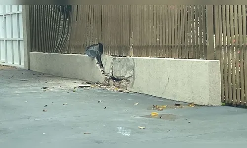 Carro danifica muro após colisão no centro de Apucarana