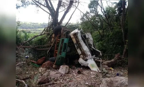 PR: um homem morre e outro fica ferido após caminhão capotar