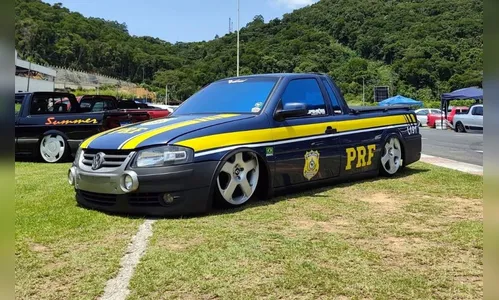 PRF apreende falsa viatura em evento automobilístico