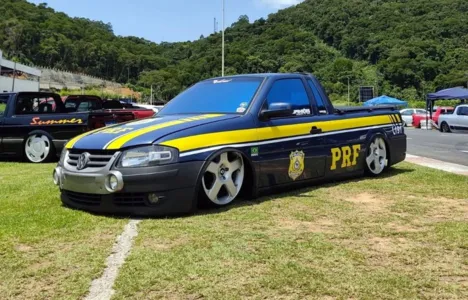 PRF apreende falsa viatura em evento automobilístico