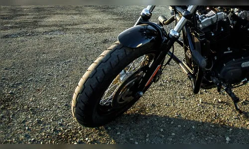 Pai é flagrado andando com criança no tanque da moto