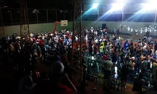 Pais pedem cancelamento de votação no Polivalente; veja